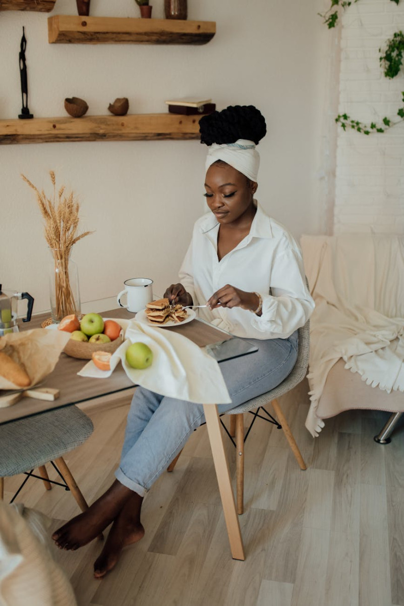 keto diet foods woman having breakfast