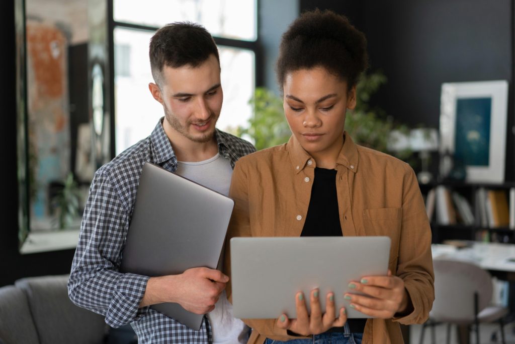 black woman and while man working on Smartsheet